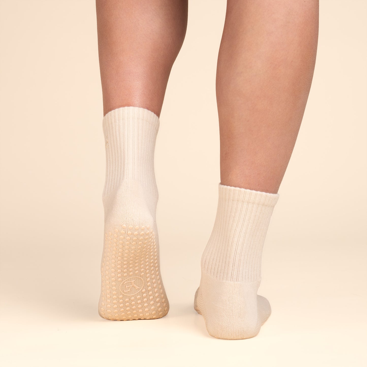 Onderkant van Yoé Balance pilates grip sokken latte met antislip grip patroon