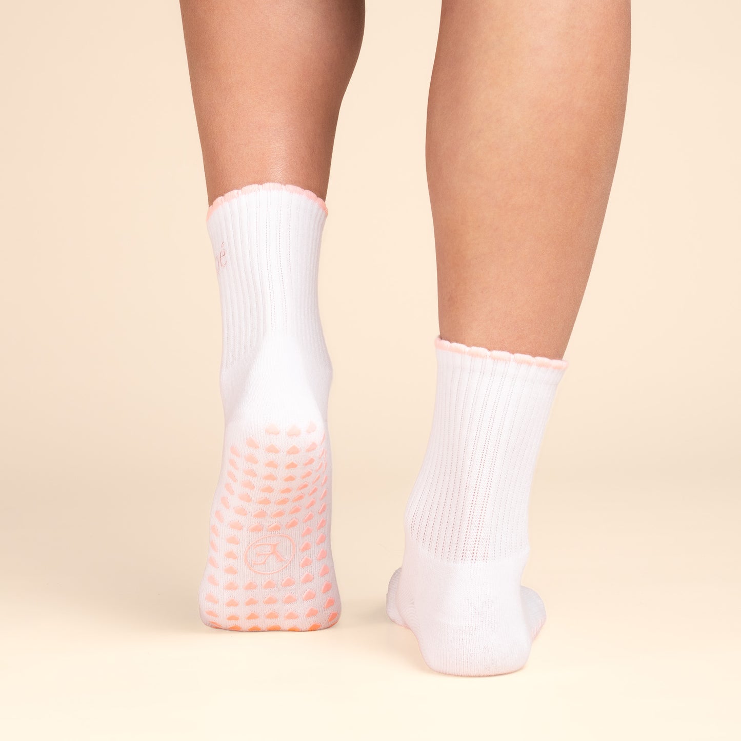 Onderkant van Yoé Bloom pilates grip sokken white blush met antislip grip patroon
