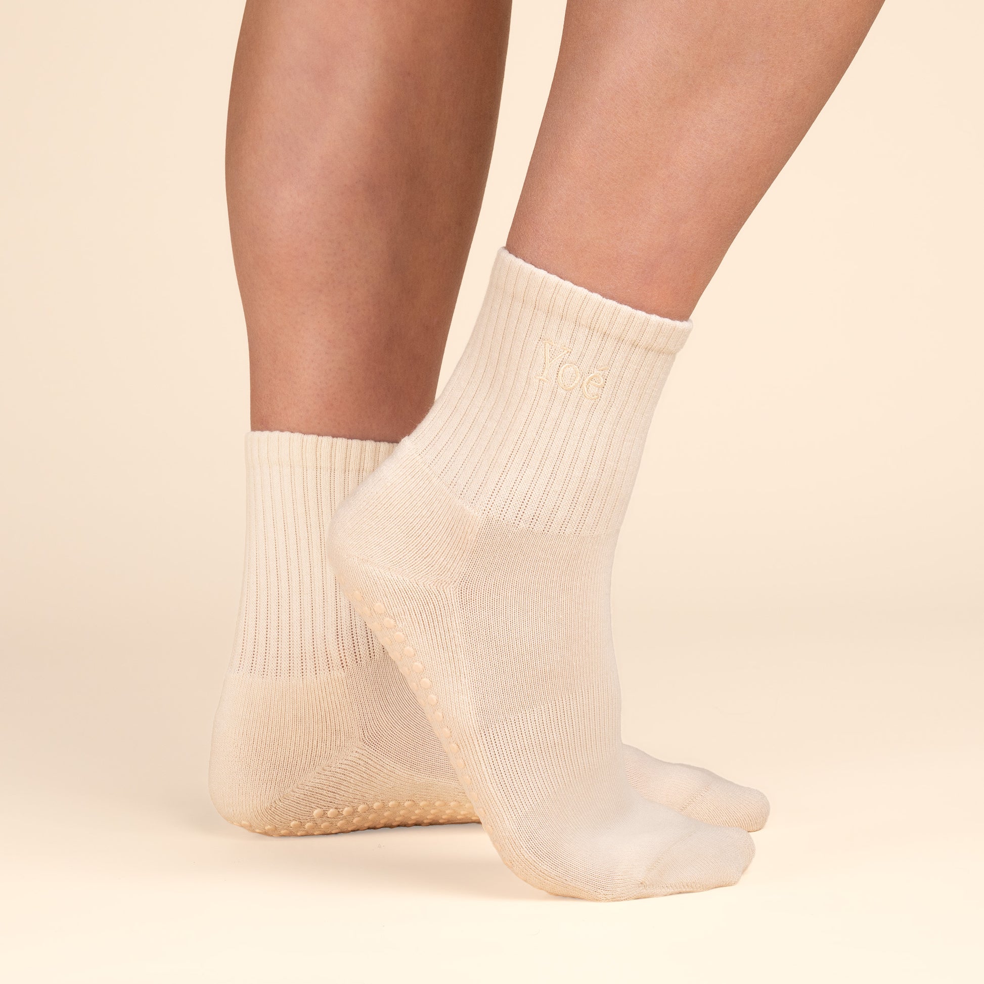 Yoé Balance pilates grip sokken latte kleur zijaanzicht met ruffle rand
