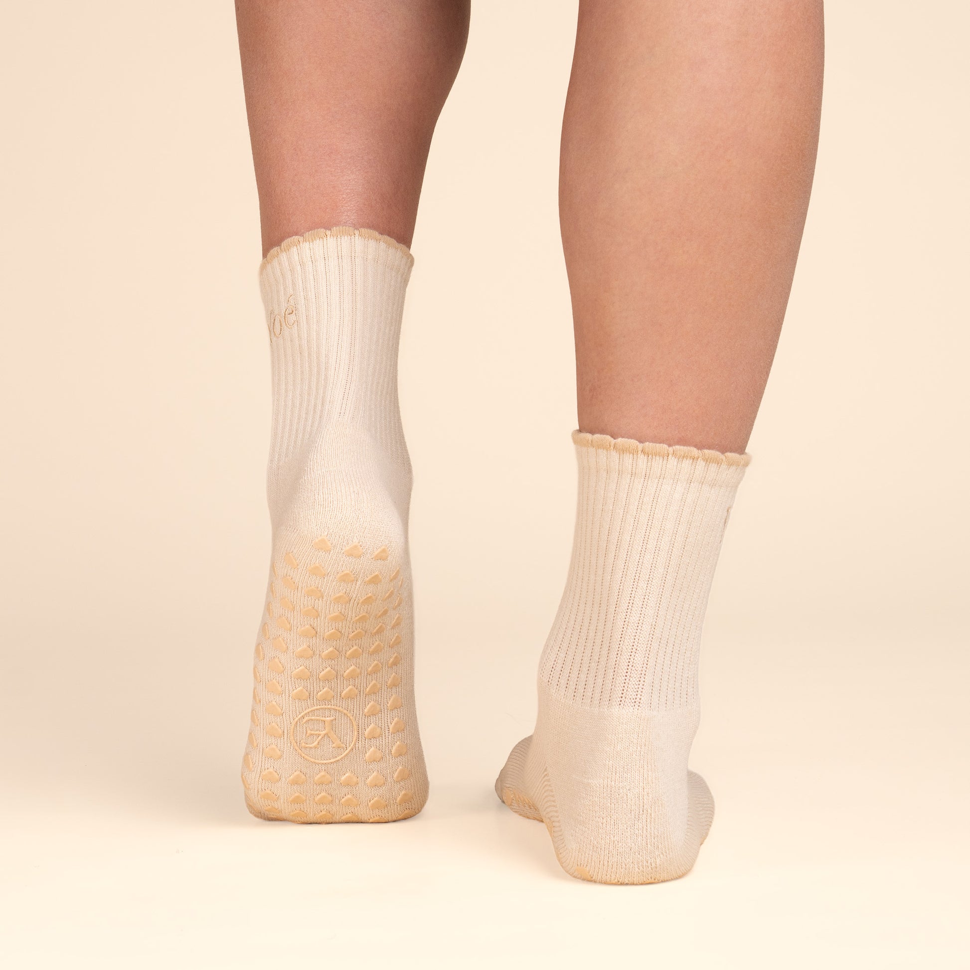 Onderkant van Yoé Bloom pilates grip sokken latte met antislip grip patroon