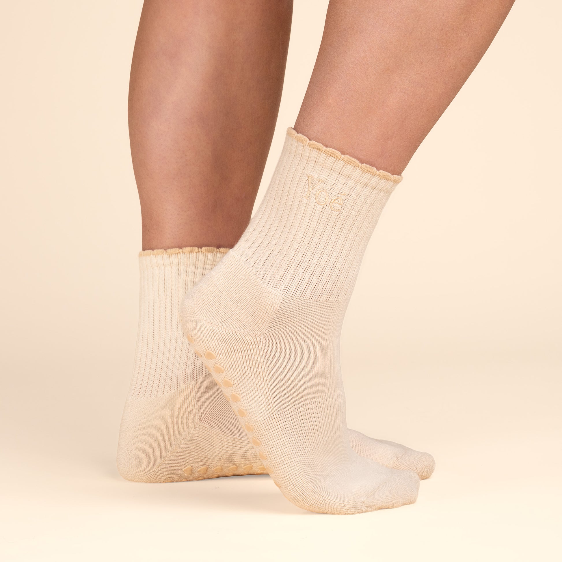Yoé Bloom pilates grip sokken latte kleur zijaanzicht met ruffle rand